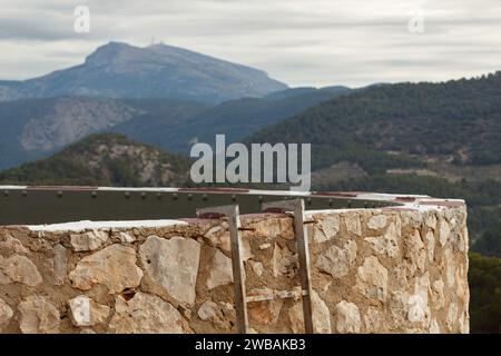 Réservoir d'eau de feu de San Antonio d'Alcoi avec des couches de montagnes en arrière-plan et le sommet de la Sierra Aitana, Espagne Banque D'Images