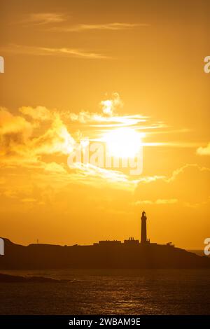 Coucher de soleil au phare Ardnamurchan situé sur Ardnamurchan point, le point le plus à l'ouest du continent britannique. Banque D'Images