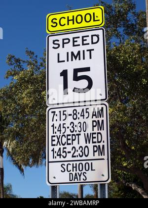 Panneau de limite de vitesse de la zone scolaire à Miami, Floride (limite de vitesse : 15 miles par heure). Banque D'Images