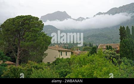 Vue sur Soller Mallorca avec des nuages bas en face des montagnes Tramuntana Banque D'Images