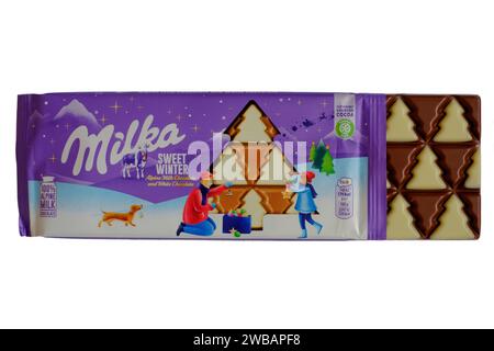 barre de milka édition spéciale chocolat au lait doux d'hiver découpé sur fond blanc Banque D'Images