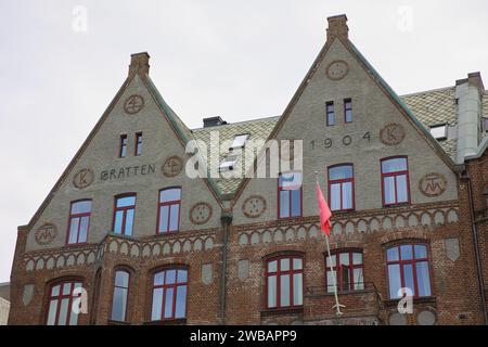 Norvège, Vestland, Bergen - 22 juillet 2023 : façade de la Maison Bratten à Bryggen. Banque D'Images