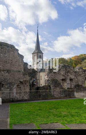 Église chrétienne entre les ruines du château dans le village appelé Useldingen. Banque D'Images