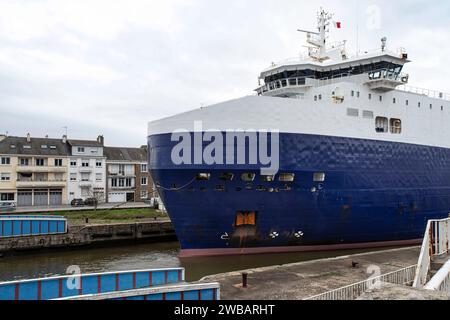 Gros cargo roulier quittant le port de Saint-Nazaire en Bretagne, France Banque D'Images
