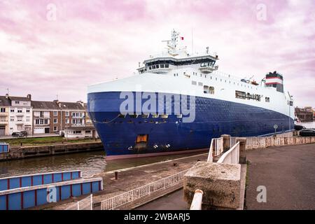 Gros cargo roulier quittant le port de Saint-Nazaire en Bretagne, France Banque D'Images