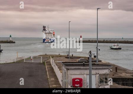 Gros cargo roulier quittant le port de Saint-Nazaire en Bretagne, France Banque D'Images