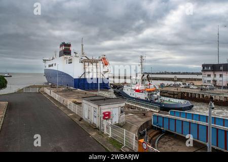 Gros cargo roulier quittant le port de Saint-Nazaire en Bretagne, France Banque D'Images