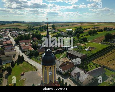 Un clocher d'une église photographié avec un drone dans un petit village Banque D'Images