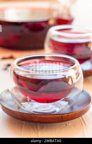 Thé rouge karkade ou hibiscus dans des tasses en verre, vertical, gros plan Banque D'Images