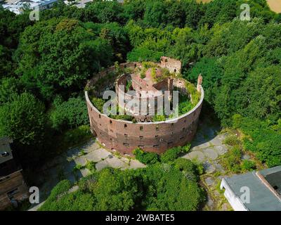Un ancien bâtiment militaire abandonné, photographié par un drone alors que la nature le reprend lentement Banque D'Images