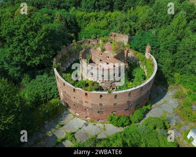 Un ancien bâtiment militaire abandonné, photographié par un drone alors que la nature le reprend lentement Banque D'Images