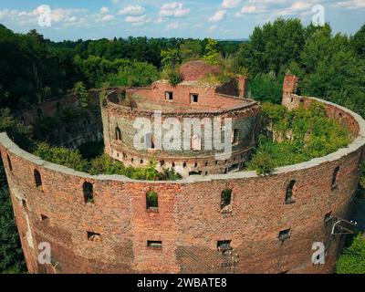 Un ancien bâtiment militaire abandonné, photographié par un drone alors que la nature le reprend lentement Banque D'Images