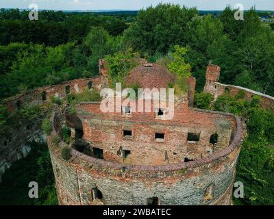 Un ancien bâtiment militaire abandonné, photographié par un drone alors que la nature le reprend lentement Banque D'Images