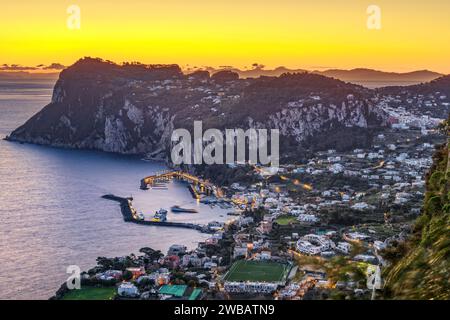 Capri, Italie vue aérienne avec Marina Grande au crépuscule. Banque D'Images