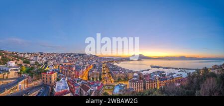 Naples, Italie vue aérienne sur la baie avec le mont Vésuve à l'aube. Banque D'Images