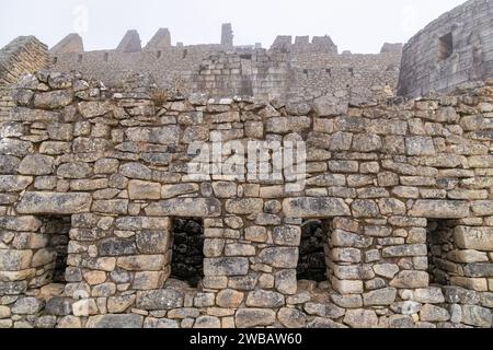 Structures de construction en pierre de granit vides au Machu Picchu au Pérou Banque D'Images