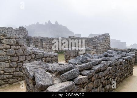 Structures de construction en pierre de granit vides au Machu Picchu au Pérou Banque D'Images