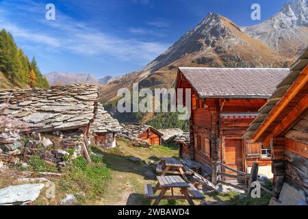 Village dans les Alpes suisses sur le chemin du Lac Bleu, Suisse. Banque D'Images