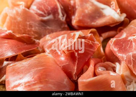 Prosciutto de jambon de Parme salé biologique sur une assiette Banque D'Images