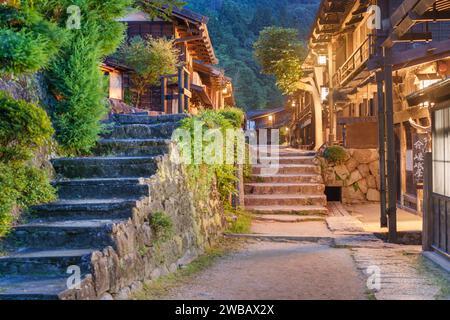 Tsumago, Japon ville historique traditionnelle de poste le long du Nakasendo la nuit. Banque D'Images