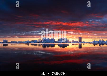 Norfolk, Virginie, États-Unis magnifique horizon matinal sur la rivière Elizabeth. Banque D'Images