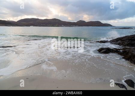 La plage de la baie de Sanna donnant sur la communauté isolée de Portuairk sur la péninsule Ardnamurchan Banque D'Images