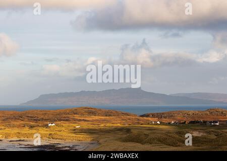 Baie de Sanna à Ardnamurchan sur la côte ouest de l'Écosse avec l'île d'Eigg en arrière-plan. Banque D'Images