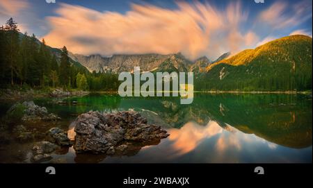 Lac supérieur de Fusine avec Mont Mangart. Parc naturel des lacs de Fusine, Tarvisio, province d'Udine, Friuli Venezia Giulia, Italie. Banque D'Images