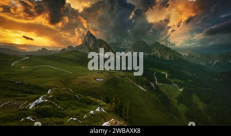 Le Giau Pass est un col de montagne dans les Dolomites dans la province de Belluno en Italie. Elle relie Cortina d'Ampezzo avec Colle Santa Lucia. Banque D'Images