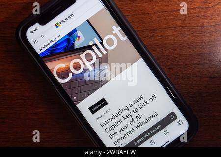 Vancouver, CANADA - janvier 8 2024 : Un billet de blog « Présentation d’une nouvelle clé CoPilot pour lancer l’année des PC Windows alimentés par l’IA », vu dans un iPhone. Banque D'Images
