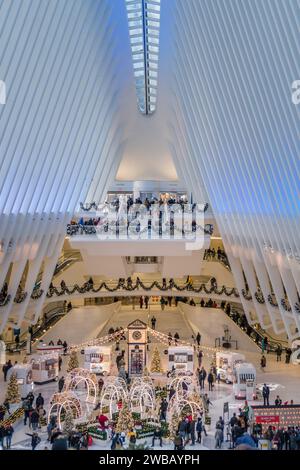 New York, NY, États-Unis - 16 décembre 2023 : les gens visitent le centre commercial et de transport Oculus dans le Lower Manhattan. Banque D'Images