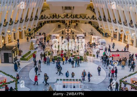 New York, NY, États-Unis - 16 décembre 2023 : les gens visitent le centre commercial et de transport Oculus dans le Lower Manhattan. Banque D'Images