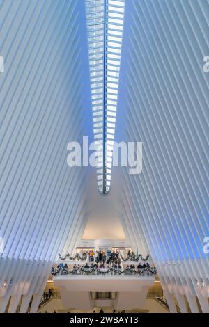 New York, NY, États-Unis - 16 décembre 2023 : les gens visitent le centre commercial et de transport Oculus dans le Lower Manhattan. Banque D'Images