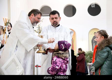 Non exclusive : KIEV, UKRAINE - 6 JANVIER 2024 - le chef de l'Église gréco-catholique ukrainienne (UGCC) Sviatoslav Shevchuk partage la Sainte Communion avec Banque D'Images