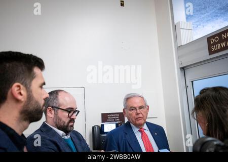 Le sénateur américain Bob Menendez (démocrate du New Jersey) s’entretient avec des journalistes en attendant un train dans le métro du Sénat lors d’un vote au Capitole des États-Unis à Washington, DC, mardi 9 janvier 2024. Crédit : Rod Lamkey/CNP/MediaPunch Banque D'Images