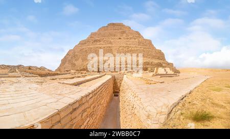 Saqqara, Égypte.- l'entrée nord de la plus ancienne pyramide debout en Égypte, située à Saqqara. Banque D'Images