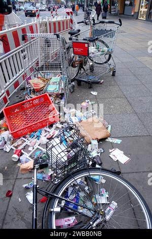 Straßenmüll im Stadtbild - der Umwelt schaden - Umweltproblem - Umweltverschmutzung - Müllproblem - Abfallproblem - verschmutzte Straßen - verschmutzte Gehwege - rücksichtsloses Verhalten - entsorgter illégal Abfall - entsorgter illégal Müll - kein ökologisches Bewusstsein - rücksichtslose mitmenschen - Schädlinge anziehen, Allemagne, Allemagne, Berlin, Allemagne 27.11.2023 - Berlin-Mitte Ortsteil mariage : auf dem Gehweg in der Müllerstraße entsorgter Müll. Leider Hat sich in den letzten Jahren die Unsitte breit gemacht, dass viele Menschen auf diese Art und Weise ihren Abfall und Müll entsorgen. Banque D'Images