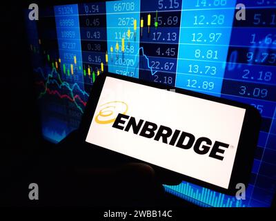 KONSKIE, Pologne - 07 janvier 2024 : logo de la société Enbridge affiché sur l'écran du téléphone portable Banque D'Images