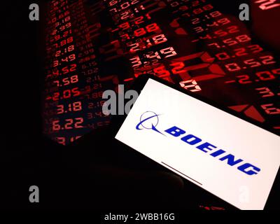 KONSKIE, Pologne - 07 janvier 2024 : logo de la société Boeing affiché sur l'écran du téléphone portable Banque D'Images