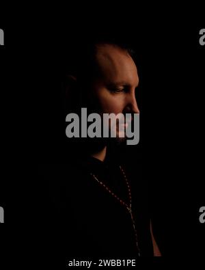 Dans le portrait poignant, les yeux de l'homme, flaques de mélancolie, véhiculent un récit silencieux de chagrin. Banque D'Images