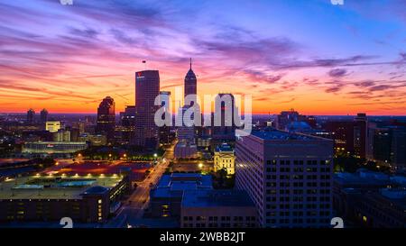 Paysage urbain au crépuscule aérien des gratte-ciel du centre-ville d'Indianapolis Banque D'Images