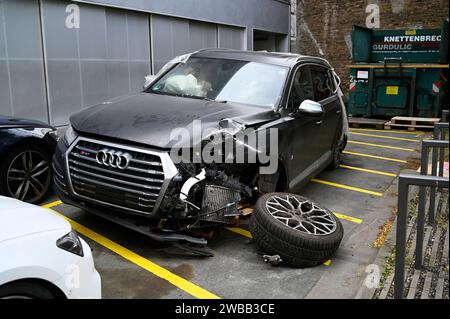 Geklauter Audi in tödlichen Unfall in Polen verwickelt Kein Auto und 60,000 Euro Schulden 22.06.2022 Frankfurt Geklauter Audi in tödlichen Unfall in Polen verwickelt Kein Auto und 60,000 Euro Schulden. Im Bild : Der zerstörte Audi Q7 von Familie Schmidt. Francfort Francfort Hessen Allemagne *** Audi volé impliqué dans un accident mortel en Pologne - pas de voiture et 60 000 euros de dettes 22 06 2022 Francfort volé Audi impliqué dans un accident mortel en Pologne - pas de voiture et 60 000 euros de dettes dans l'image l'Audi Q7 détruit de la Schmidt famille Frankfurt Frankfurt Hessen Allemagne Banque D'Images