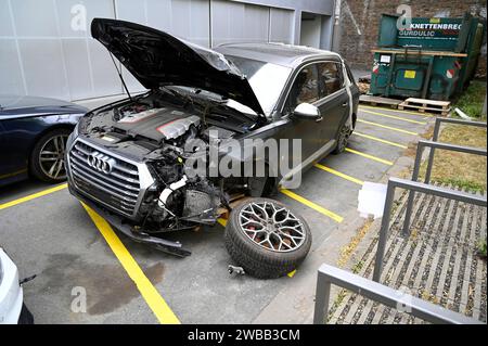 Geklauter Audi in tödlichen Unfall in Polen verwickelt Kein Auto und 60,000 Euro Schulden 22.06.2022 Frankfurt Geklauter Audi in tödlichen Unfall in Polen verwickelt Kein Auto und 60,000 Euro Schulden. Im Bild : Der zerstörte Audi Q7 von Familie Schmidt. Francfort Francfort Hessen Allemagne *** Audi volé impliqué dans un accident mortel en Pologne - pas de voiture et 60 000 euros de dettes 22 06 2022 Francfort volé Audi impliqué dans un accident mortel en Pologne - pas de voiture et 60 000 euros de dettes dans l'image l'Audi Q7 détruit de la Schmidt famille Frankfurt Frankfurt Hessen Allemagne Banque D'Images