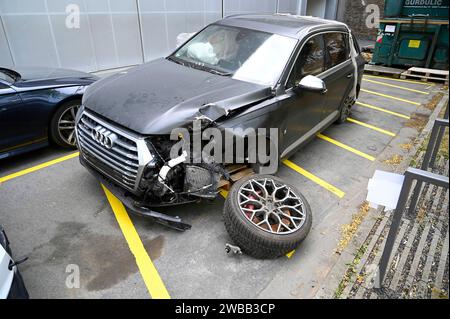 Geklauter Audi in tödlichen Unfall in Polen verwickelt Kein Auto und 60,000 Euro Schulden 22.06.2022 Frankfurt Geklauter Audi in tödlichen Unfall in Polen verwickelt Kein Auto und 60,000 Euro Schulden. Im Bild : Der zerstörte Audi Q7 von Familie Schmidt. Francfort Francfort Hessen Allemagne *** Audi volé impliqué dans un accident mortel en Pologne - pas de voiture et 60 000 euros de dettes 22 06 2022 Francfort volé Audi impliqué dans un accident mortel en Pologne - pas de voiture et 60 000 euros de dettes dans l'image l'Audi Q7 détruit de la Schmidt famille Frankfurt Frankfurt Hessen Allemagne Banque D'Images