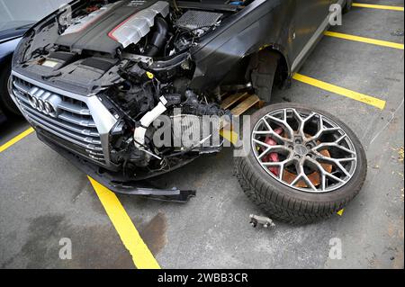 Geklauter Audi in tödlichen Unfall in Polen verwickelt Kein Auto und 60,000 Euro Schulden 22.06.2022 Frankfurt Geklauter Audi in tödlichen Unfall in Polen verwickelt Kein Auto und 60,000 Euro Schulden. Im Bild : Der zerstörte Audi Q7 von Familie Schmidt. Francfort Francfort Hessen Allemagne *** Audi volé impliqué dans un accident mortel en Pologne - pas de voiture et 60 000 euros de dettes 22 06 2022 Francfort volé Audi impliqué dans un accident mortel en Pologne - pas de voiture et 60 000 euros de dettes dans l'image l'Audi Q7 détruit de la Schmidt famille Frankfurt Frankfurt Hessen Allemagne Banque D'Images