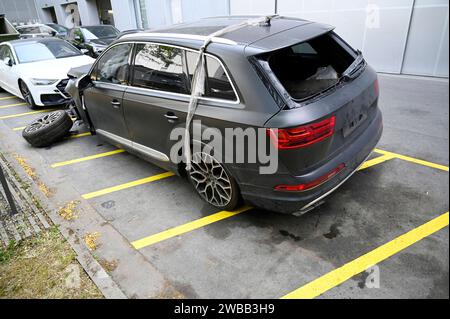 Geklauter Audi in tödlichen Unfall in Polen verwickelt Kein Auto und 60,000 Euro Schulden 22.06.2022 Frankfurt Geklauter Audi in tödlichen Unfall in Polen verwickelt Kein Auto und 60,000 Euro Schulden. Im Bild : Der zerstörte Audi Q7 von Familie Schmidt. Francfort Francfort Hessen Allemagne *** Audi volé impliqué dans un accident mortel en Pologne - pas de voiture et 60 000 euros de dettes 22 06 2022 Francfort volé Audi impliqué dans un accident mortel en Pologne - pas de voiture et 60 000 euros de dettes dans l'image l'Audi Q7 détruit de la Schmidt famille Frankfurt Frankfurt Hessen Allemagne Banque D'Images