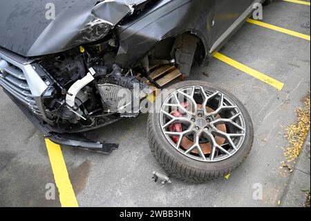 Geklauter Audi in tödlichen Unfall in Polen verwickelt Kein Auto und 60,000 Euro Schulden 22.06.2022 Frankfurt Geklauter Audi in tödlichen Unfall in Polen verwickelt Kein Auto und 60,000 Euro Schulden. Im Bild : Der zerstörte Audi Q7 von Familie Schmidt. Francfort Francfort Hessen Allemagne *** Audi volé impliqué dans un accident mortel en Pologne - pas de voiture et 60 000 euros de dettes 22 06 2022 Francfort volé Audi impliqué dans un accident mortel en Pologne - pas de voiture et 60 000 euros de dettes dans l'image l'Audi Q7 détruit de la Schmidt famille Frankfurt Frankfurt Hessen Allemagne Banque D'Images