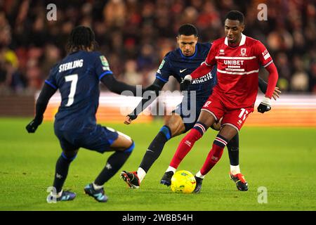 Isaiah Jones de Middlesbrough (à droite) se bat pour le ballon avec Raheem Sterling de Chelsea (à gauche) et Levi Colwill lors de la demi-finale de la coupe Carabao au Riverside Stadium, Middlesbrough. Date de la photo : mardi 9 janvier 2024. Banque D'Images