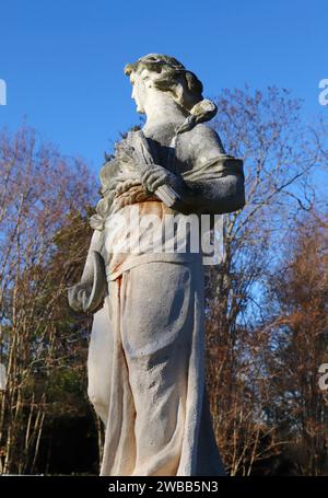 Statue de déesse mythologique dans Estate Garden Banque D'Images