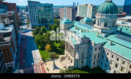 Aerial Downtown Indianapolis avec le dôme historique et les gratte-ciel Banque D'Images